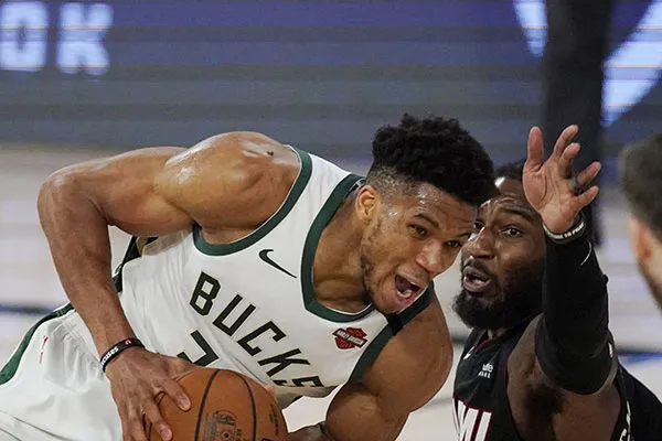 AP Giannis Antetokounmpo durante la batalla