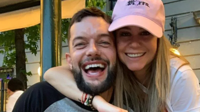 Finn Bálor con Verónica Rodríguez