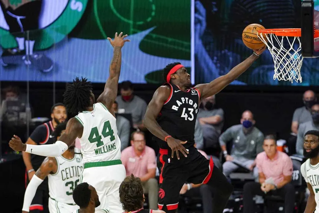 AP Pascal Siakam anota en juego sobre Boston