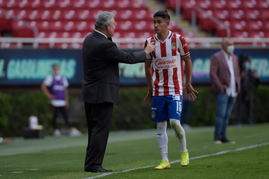 Uriel Antuna durante un partido con Chivas