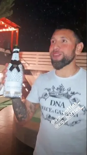 INSTAGRAM @nytze Jonathan Orozco en una reunión