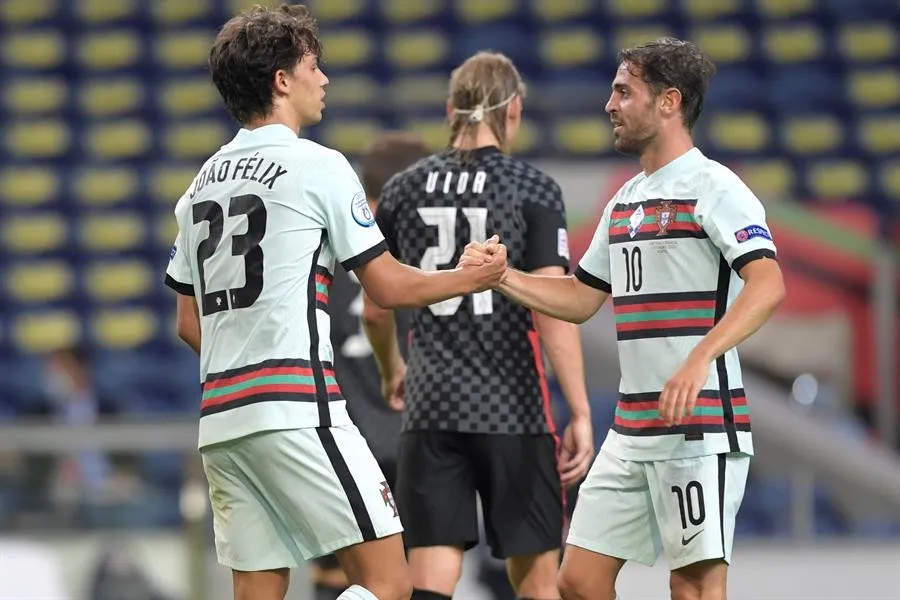 Joao Félix y Bernando Silva celebran gol con Portugal