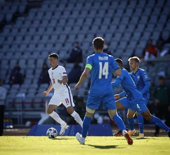 Foden en el juego ante Islandia