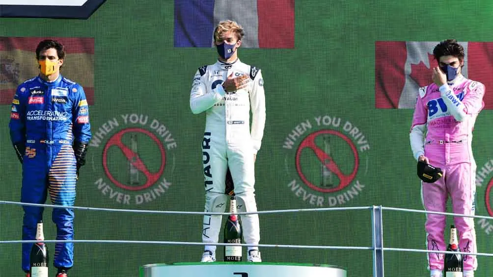 Lance Stroll en el lado derecho de la imagen celebra su tercer lugar