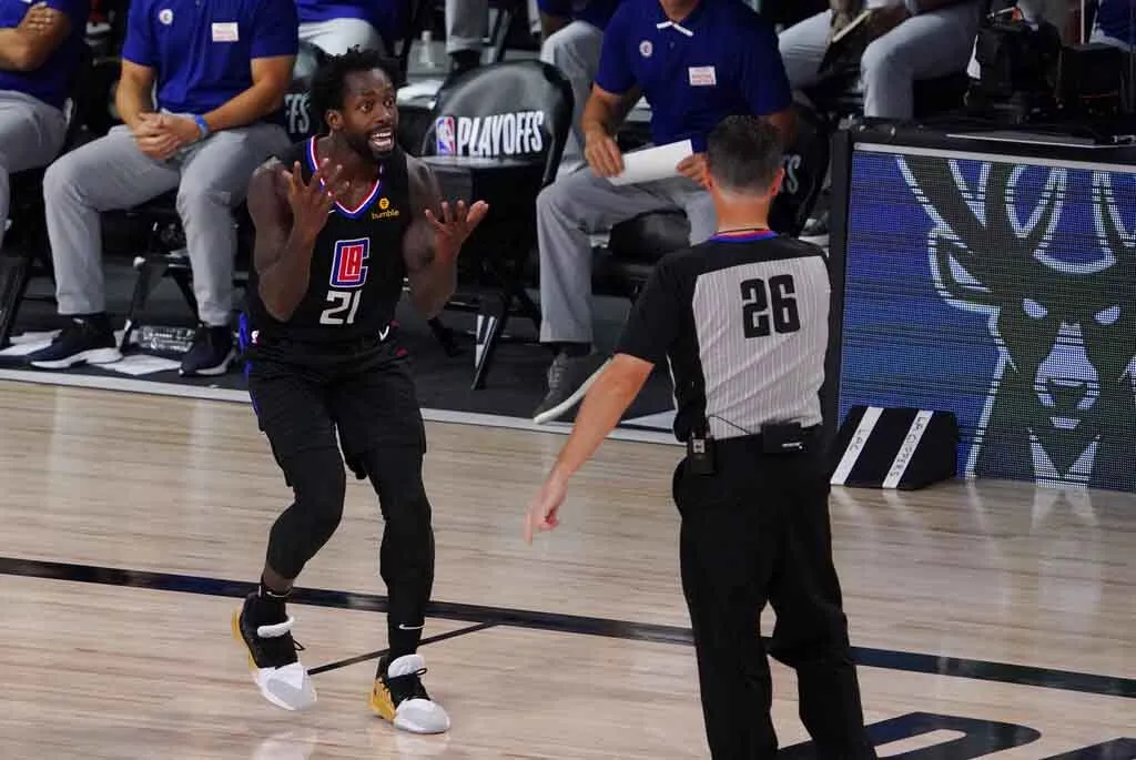 AP Patrick Beverley se lamenta tras una acción en contra