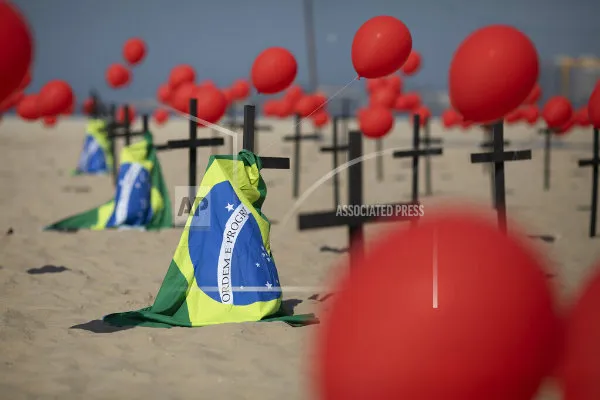 Cruces, globos rojos y la bandera de Brasil son colocados en la playa de Copacabana