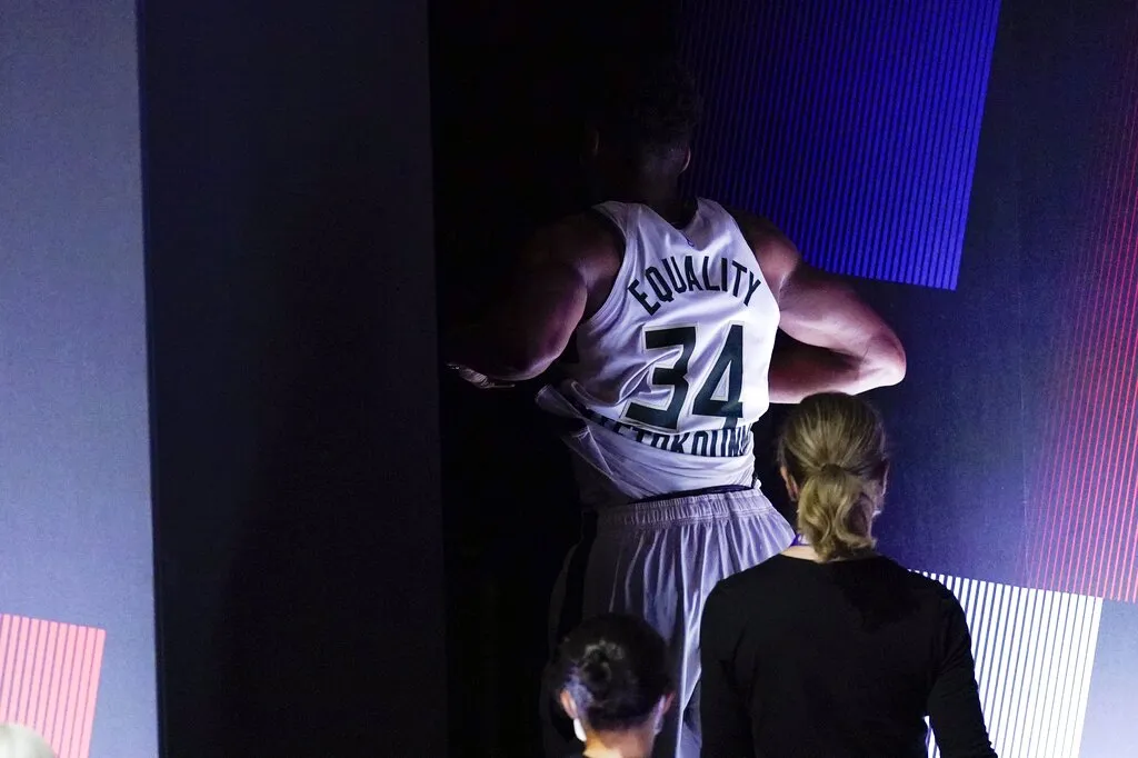 AP Giannis Antetokounmpo en lamento tras lesionarse