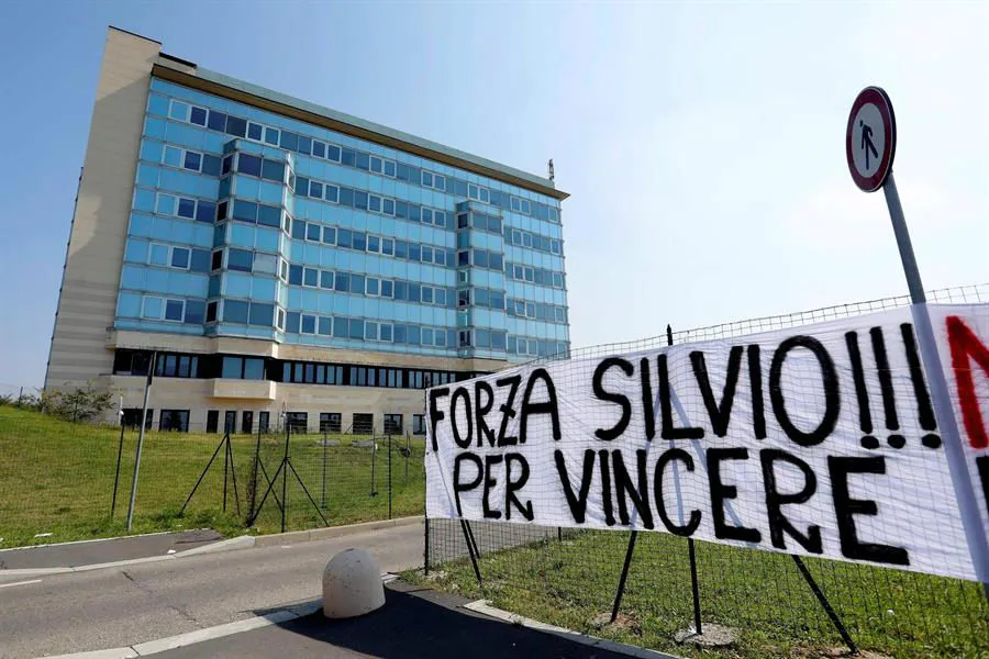 EFE Manta de apoyo para Berlusconi afuera del hospital donde está internado
