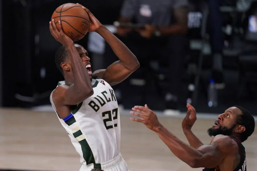 AP Khris Middleton tomó el liderzgo de los Bucks para ganar el juego