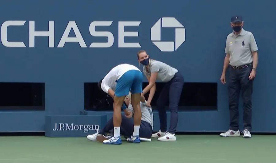 El serbio auxilió a la juez de línea golpeada