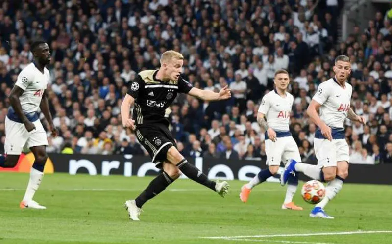 EFE Van de Beek ante el Tottenham