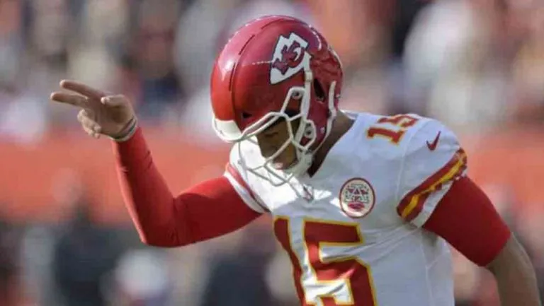 Patrick Mahomes celebra una anotación con loa Chiefs