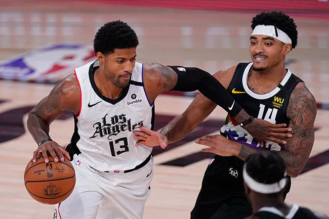 AP George trata de colarse ante el acoso rival