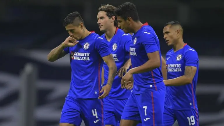 Jugadores de La Máquina celebran un gol