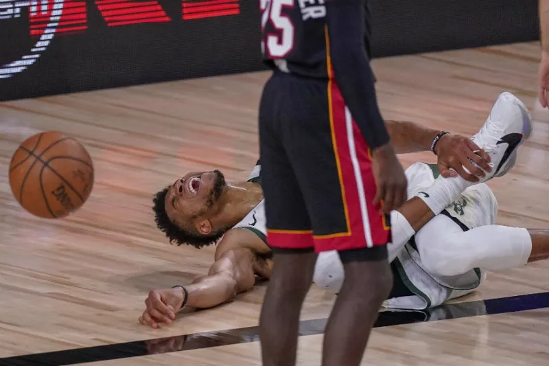 AP Giannis Antetokounmpo lesionado