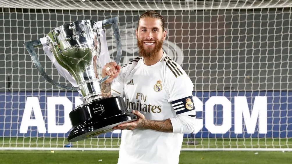 Sergio Ramos con el trofeo de campeón