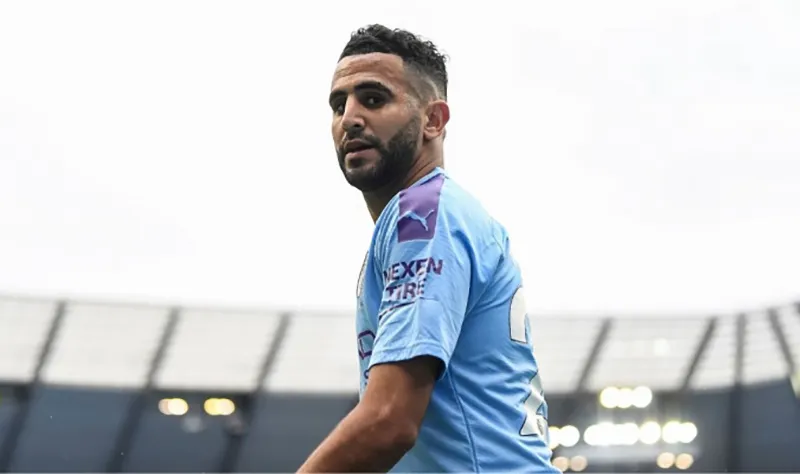 AP Riyad Mahrez durante un duelo con el Manchester City