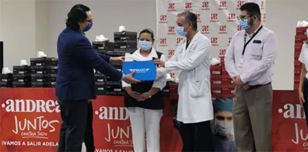 La entrega del calzado y las caretas