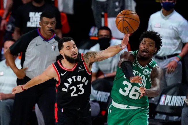 AP Pelea por el balón en la duela