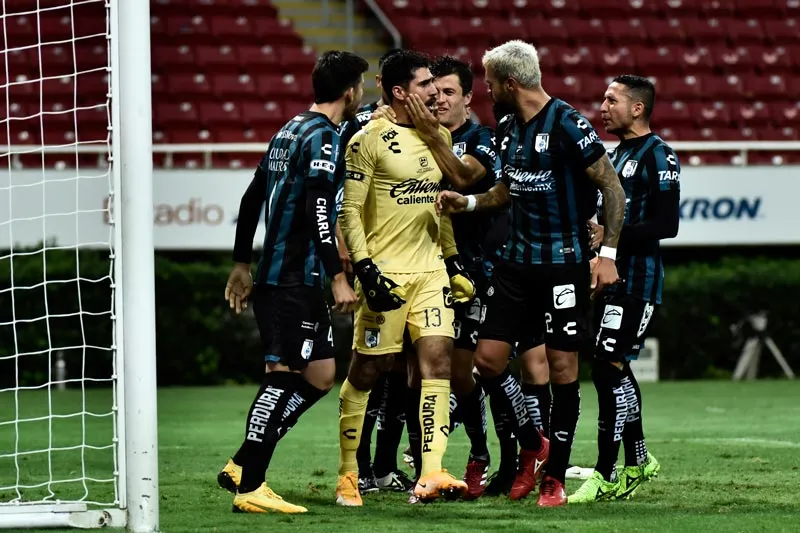 IMAGO7 Jugadores de Querétaro felicitan a su arquero tras detener el penalti