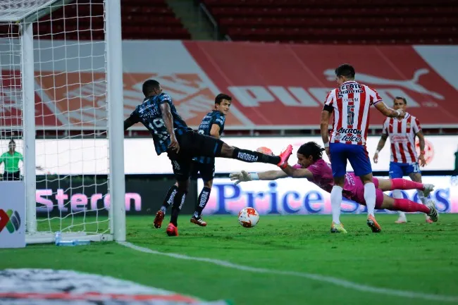 Error de Rodríguez para el gol de Gallos Blancos contra Chivas