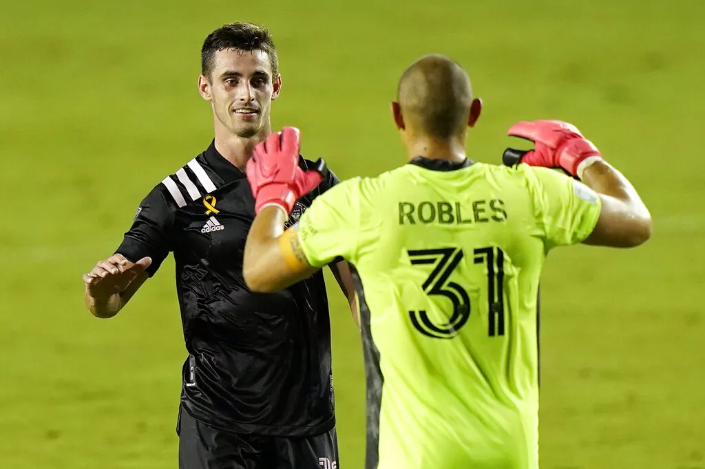 Lewis Morgan festeja una de sus anotaciones