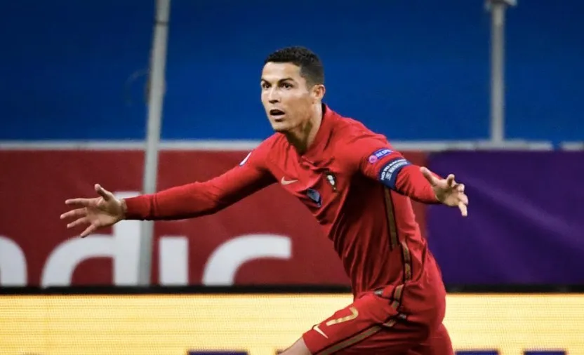 AP Ronaldo celebrando su gol 100 con Portugal