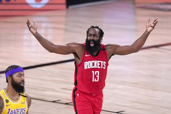 AP James Harden hace un reclamo durante el partido