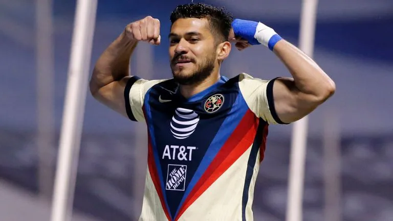 Henry Martín celebran un gol con el América en Liga MX