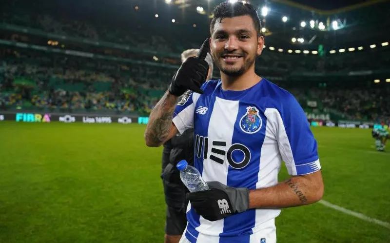 EFE Tecatito en celebración