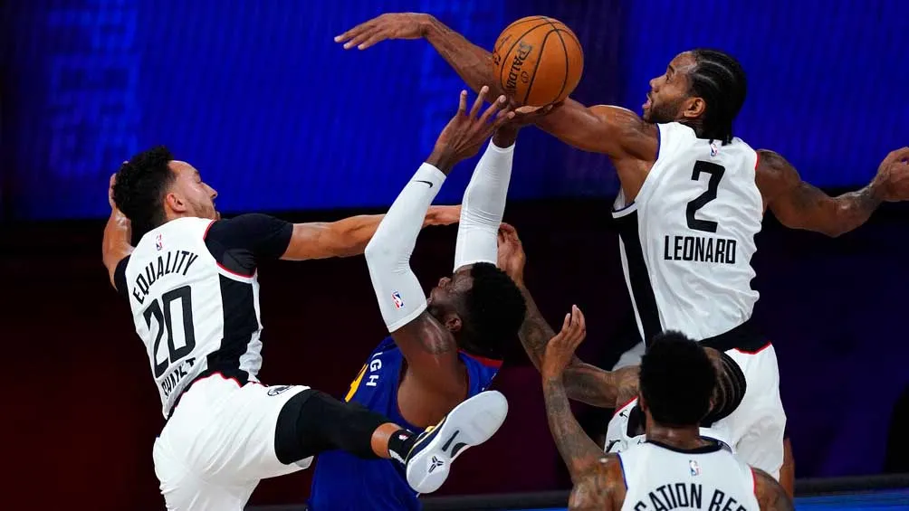 AP Paul Millsap dispara ante la marca