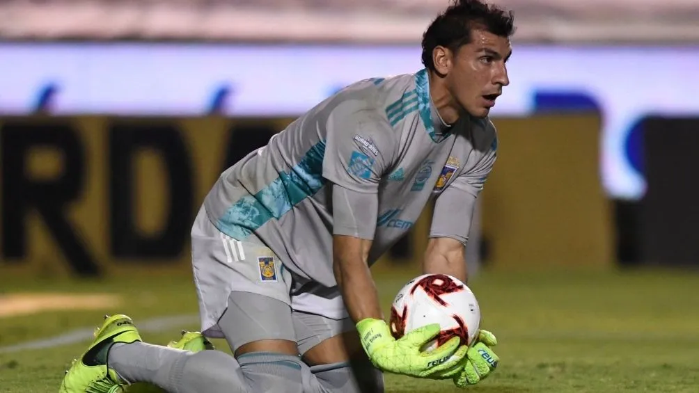 Nahuel Guzmán en partido con Tigres