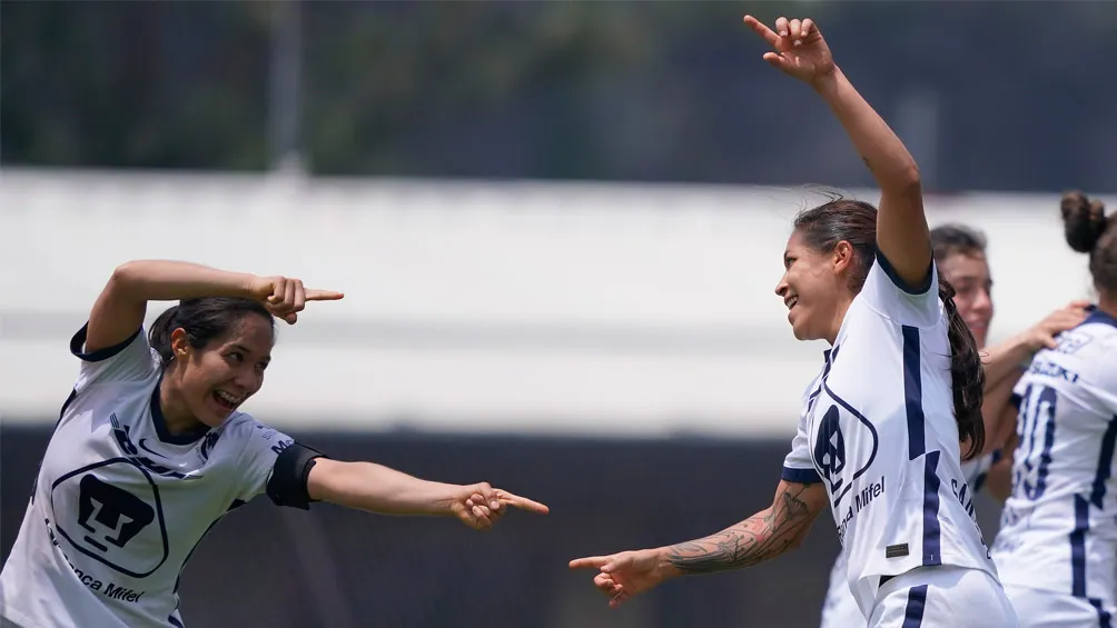 Las jugadoras felinas celebran la diana ante Puebla