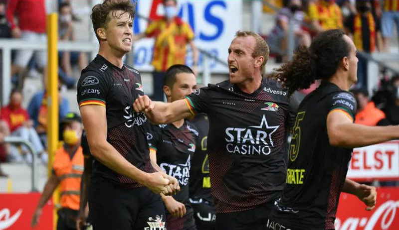 TWITTER @kvoostende Jack Hendry y sus compañeros celebran el gol del triunfo