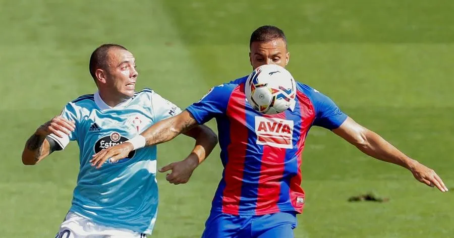 Aspas peleando por un balón en la primera jornada de LaLiga