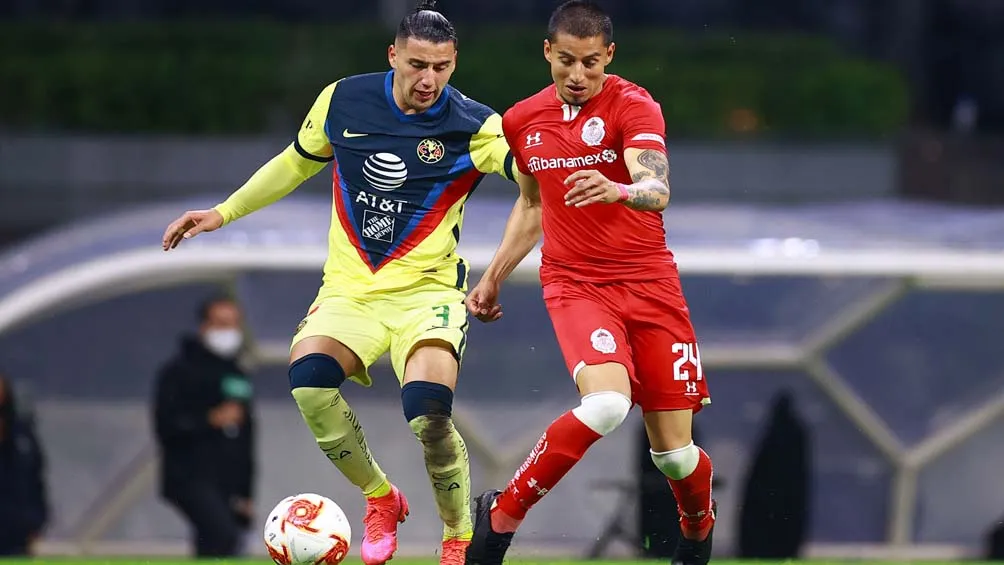 Jorge Sánchez y Carlos Cisneros luchan por el balón