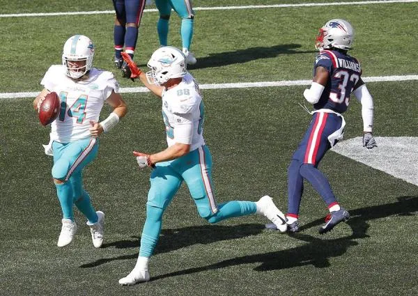 EFE Ryan Fitzpatrick escapa de la defensa rival