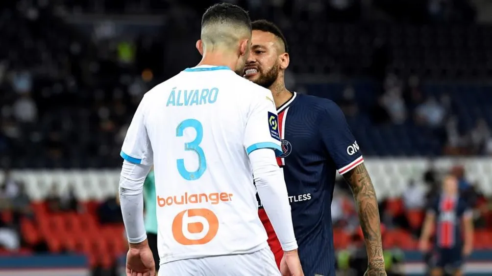 EFE Neymar encarando a González