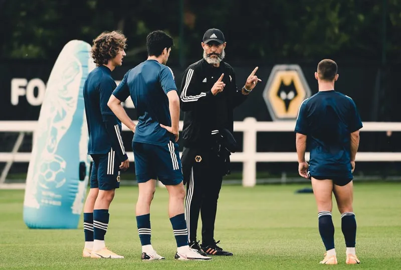 El entrenador lusitano hablando con sus pupilos en una práctica