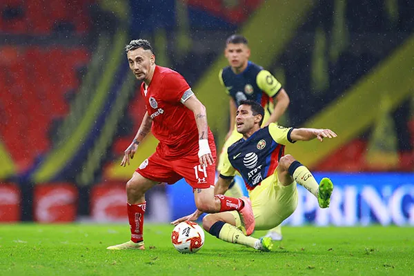 El volante argentino en la disputa del balón