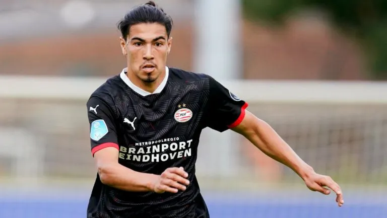 TWITTER @PSVespanol Erick Gutiérrrez en el juego ante el Hertha Berlín