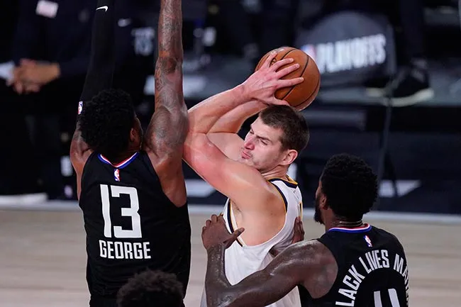 AP Jokic protege el balón ante el acoso rival