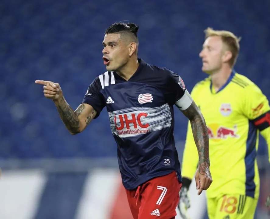 Bou celebrando un gol con New England