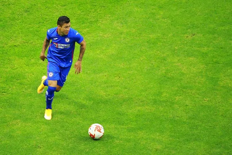 Domínguez en un juego con Cruz Azul