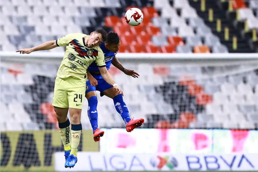 Domínguez disputa un balón con Viñas