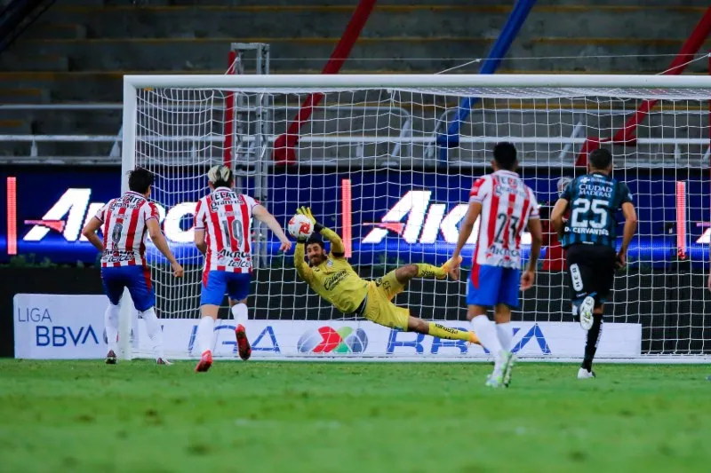 JJ Macías falla penal ante Querétaro