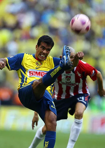 MEXSPORT El mdiocampista disputa el balón en un Clásico