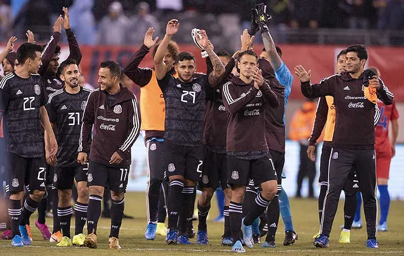 IMAGO7 Jugadores de la Selección Mexicana tras un compromiso