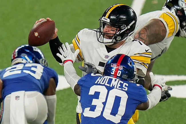 Roethlisberger es atacado por defensivos de Giants