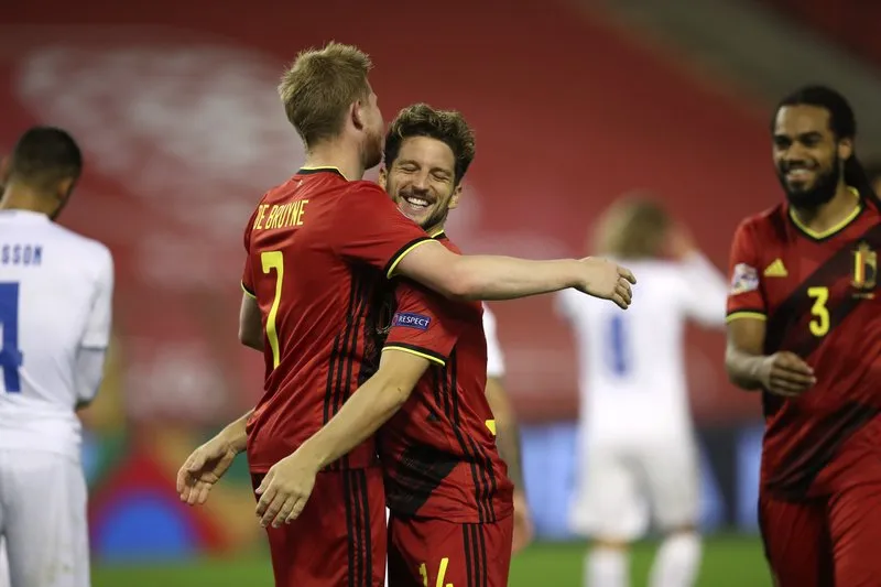 Dries Mertens y Kevin De Bruyne festejan un gol